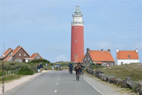 Foto De Vuurtoren Met Huisjes Op Het Eiland Texel Aan De Noordzee Do