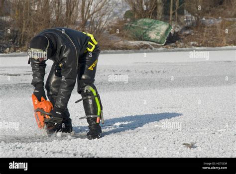 Hombres Usando Motosierra Fotograf As E Im Genes De Alta Resoluci N Alamy