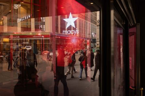 Macy’s to Close 150 Namesake Stores, Prioritize Luxury Brands (M) - Bloomberg