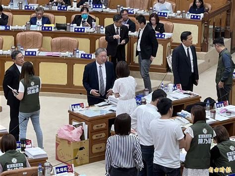 新北議會綠營提變更議程要侯友宜上台 藍綠吵成一團 政治 自由時報電子報