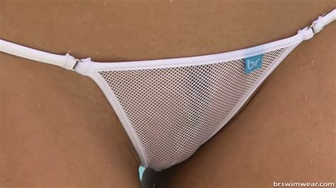 Cudowna brunetka w oszałamiającym białym mikro bikini Alison xHamster