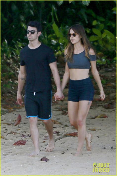 Photo Joe Nick Jonas Shirtless Beach Brothers In Hawaii 07 Photo 3024921 Just Jared