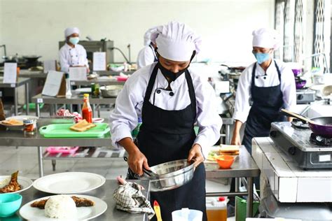 Auxiliar de cozinha: o que faz, salário e onde atuar?