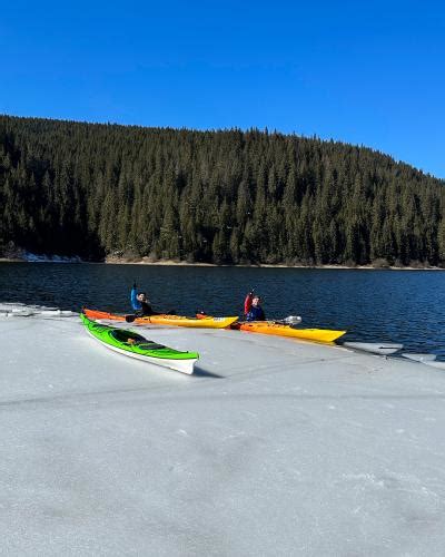 Imagini superbe de pe lacul Beliș încă înghețat Excursii cu caiacul