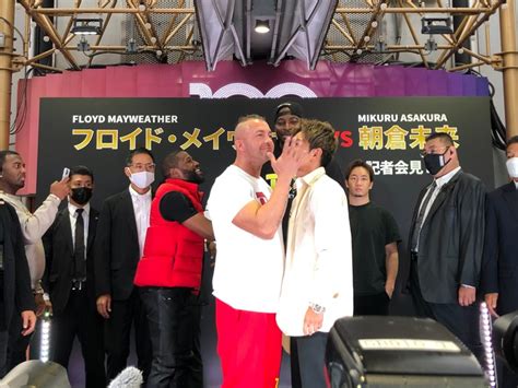 【超rizin】皇治とメイウェザーのボディガード＝ジジが睨み合い、中指を立て合って挑発する「伝説の金魚のフン」（皇治） ゴング格闘技