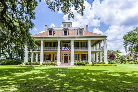 Famous Houmas House plantation – Stock Editorial Photo © Hackman #49711943