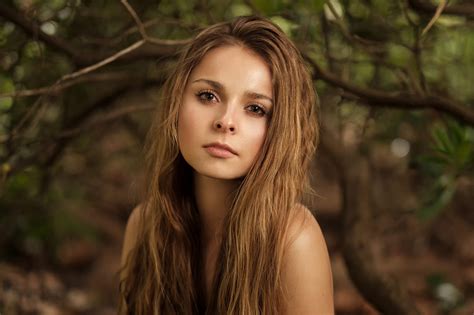 Brunette Model with Depth of Field HD Wallpaper by Martin Kühn