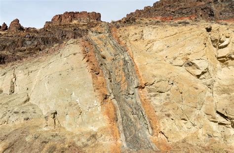 Basaltic dike intruding lahars, Oregon – Geology Pics