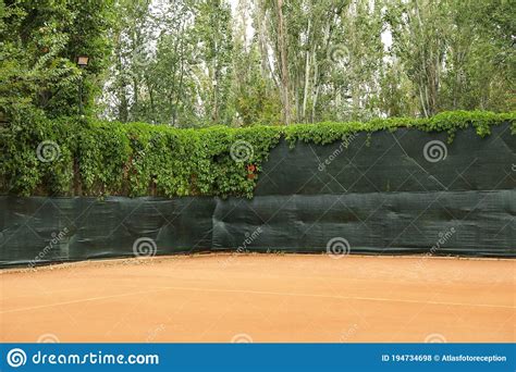 Cancha De Tenis De Tierra Batida Con Valla Verde Para Texto Foto De Archivo Imagen De Foco