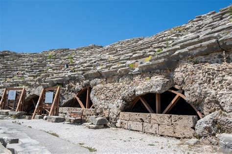 Lado antigo teatro turquia antalya ruínas do antigo lado da cidade