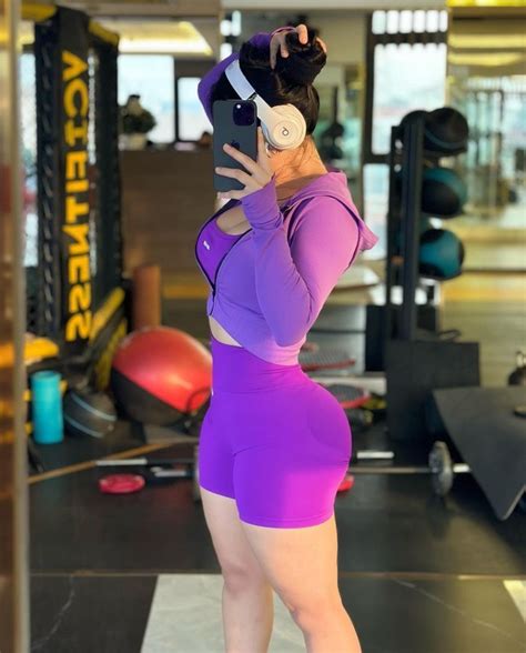 Diện đồ siêu ngắn hot girl phòng gym khoe vòng 3 trái đào