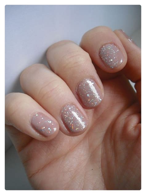 Manucure du dimanche du nude et des paillettes Je veux tout tester Mode Beauté et