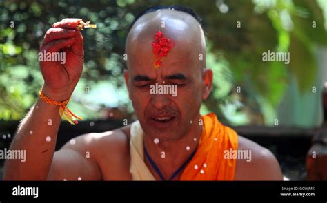 Kathmandu Nepal 7 August 2016 Ein Priester bietet Gebete während