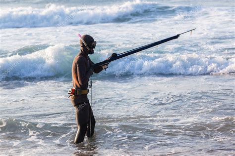 Diver Loads Spear Gun — Stock Photo © Chrisvanlennepphoto 114515430