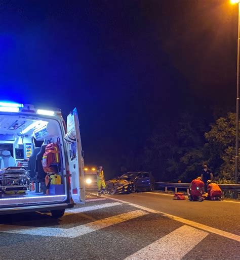 Esce Di Strada In Velocit Con L Auto Al Casello Di Asti Ovest