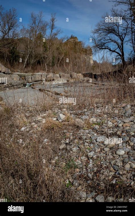 Le lit semi sec de la rivière ter comme il passe par Montesquiu