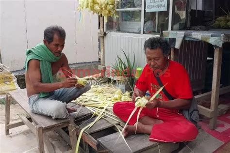 Bahan Makin Sulit Tetap Dijual Murah Perajin Kulit Ketupat Masih