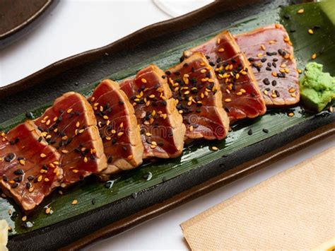 Tataki Popular Japonés De Atún Con Salsa Ponzu Foto de archivo Imagen