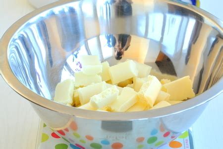 Шоколадные батончики со сгущенкой, орехами и клюквой - пошаговый рецепт ...