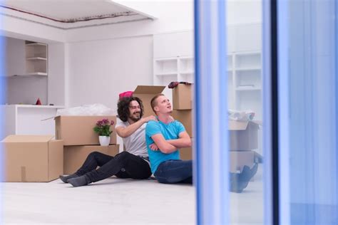 Relajarse En Casa Nueva Alegre Joven Pareja Gay Sentada En El Suelo