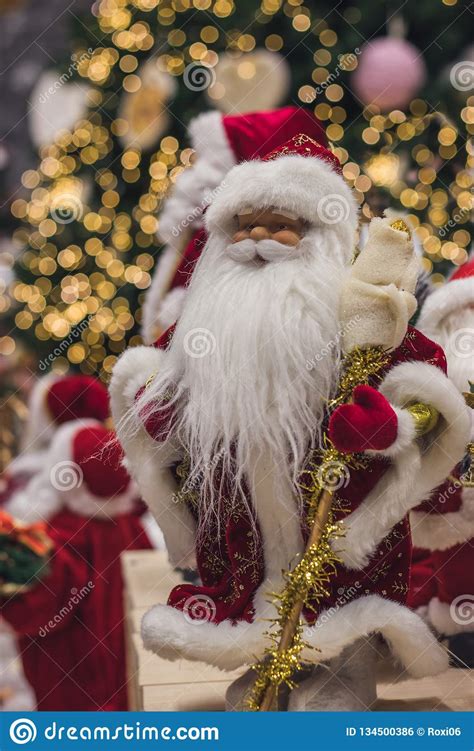 Santa Claus Como Juguete En Traje Rojo Del Traje En Un Casquillo Y Los