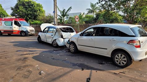 Três carros se envolvem em grave acidente em rua de Maringá trecho