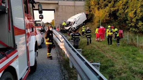 Tragico Incidente Sulla Torino Savona Due Morti In Un Furgone Finito