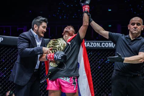 Superlek Kiatmoo Rebut Gelar Juara Dunia One Flyweight Kickboxing