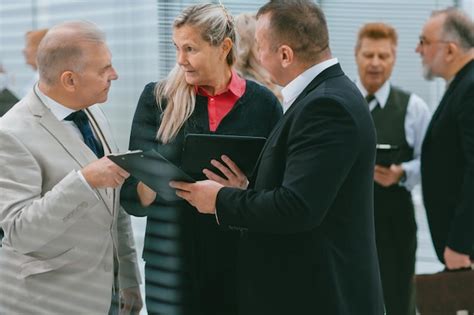 Cerca De Colegas De Negocios Sonrientes Discutiendo Documentos