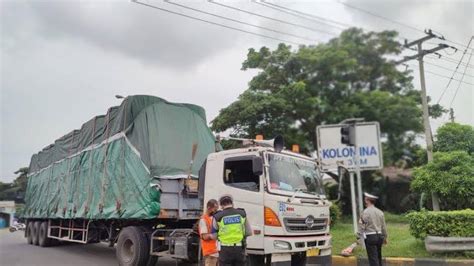 Truk Odol Dilarang Menyeberang Di Pelabuhan Merak Bagaimana Nasib