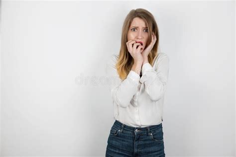 Junge H Bsche Blonde Frauenstellung Auf Dem Isolierten Wei En Hintergrund Der