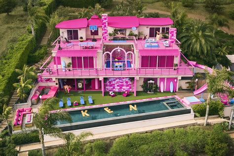 Barbies Real Life Hot Pink Malibu Dreamhouse Complete With Ocean