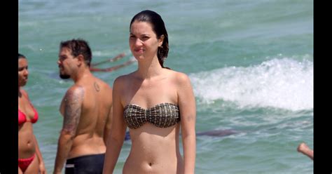 Nathalia Dill Mergulha No Mar Usando Biqu Ni Comportado Durante Tarde