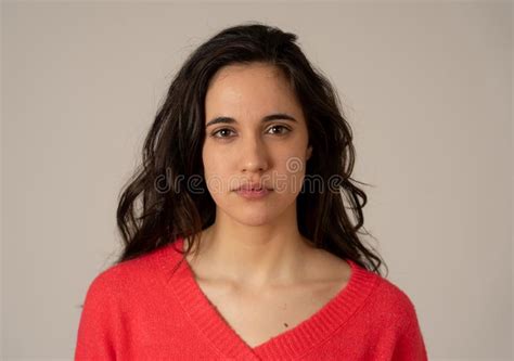 Jovem Atraente Latina Posando Parecendo Sensual E Bonita Conceito De Beleza E Estilo De Vida