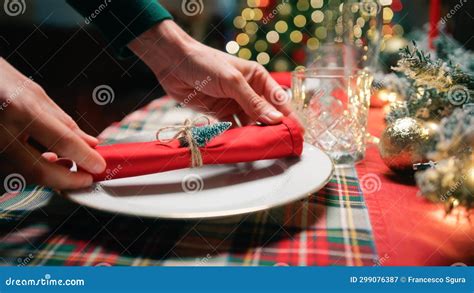 Setting the Table for Christmas Dinner Stock Image - Image of tradition, napkin: 299076387