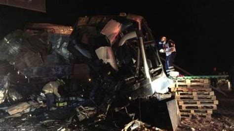 Accidente en Pénjamo Tráiler choca con auto de familia y chocan con