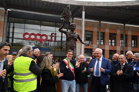 Foto Inaugurata La Statua A Gino Bartali