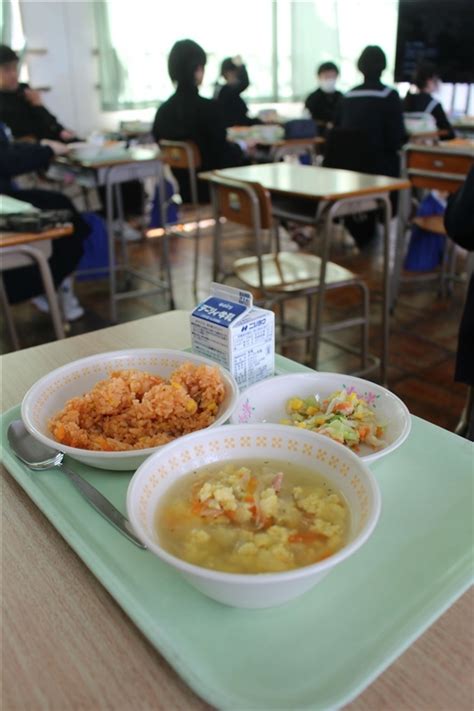 子どもたちの成長に欠かせない学校給食。無償化の判断は自治体によって分かれる 広がる給食費無償化の格差 24年度の北九州・京築地区 5町実施