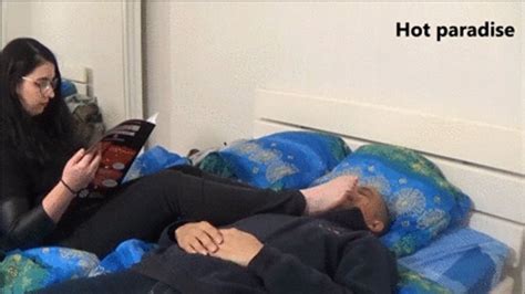 She Puts Her Bare Feet On My Face While She Reads A Magazine Estomy Bob45 HD Hot Paradise