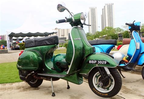 O Vespa Verde LML T5 150 De Piaggio Estacionou No Lado Da Rua Fundo