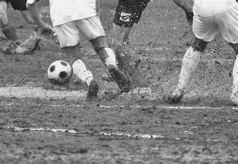 VIDEO Jugador de fútbol amateur recibe un disparo en pleno partido