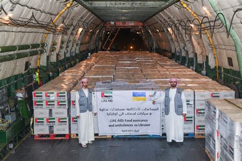 Ukraina Z Emirati Arabi Uniti Un Cargo Con Aiuti Humanitari E Ambulanze