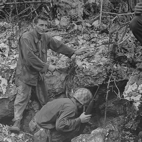 太平洋戰場上神奇一幕，一個美軍士兵靠忽悠竟獨自俘虜1500名日軍 每日頭條