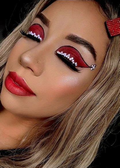 20 Christmas And Holidays Makeup Ideas Santa Hat Inspired Eye Makeup Look