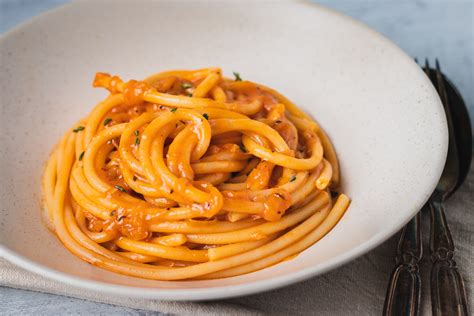 Pasta Bucatini Med Karamelliserede L G Oksefond Og Timian