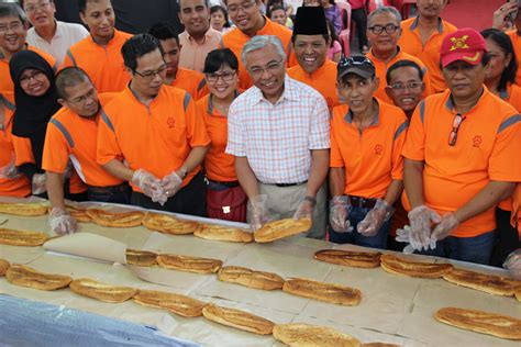 Longest Line Of Roti John | Singapore Book Of Records