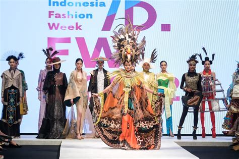 Resmi Dibuka Indonesia Fashion Week 2022 Angkat Keindahan Kalimantan