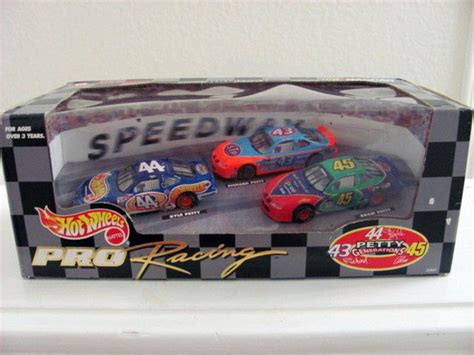 Set Hot Wheels Pro Racing Petty Generations Nascar