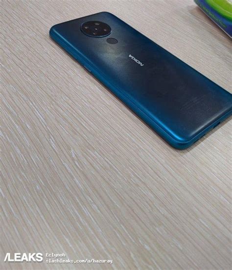Новая Nokia позирует вживую