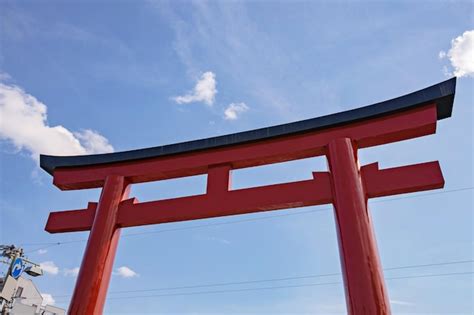 Premium Photo Tori Gate Front Of Dankazura Pathway To Tsurugaoka